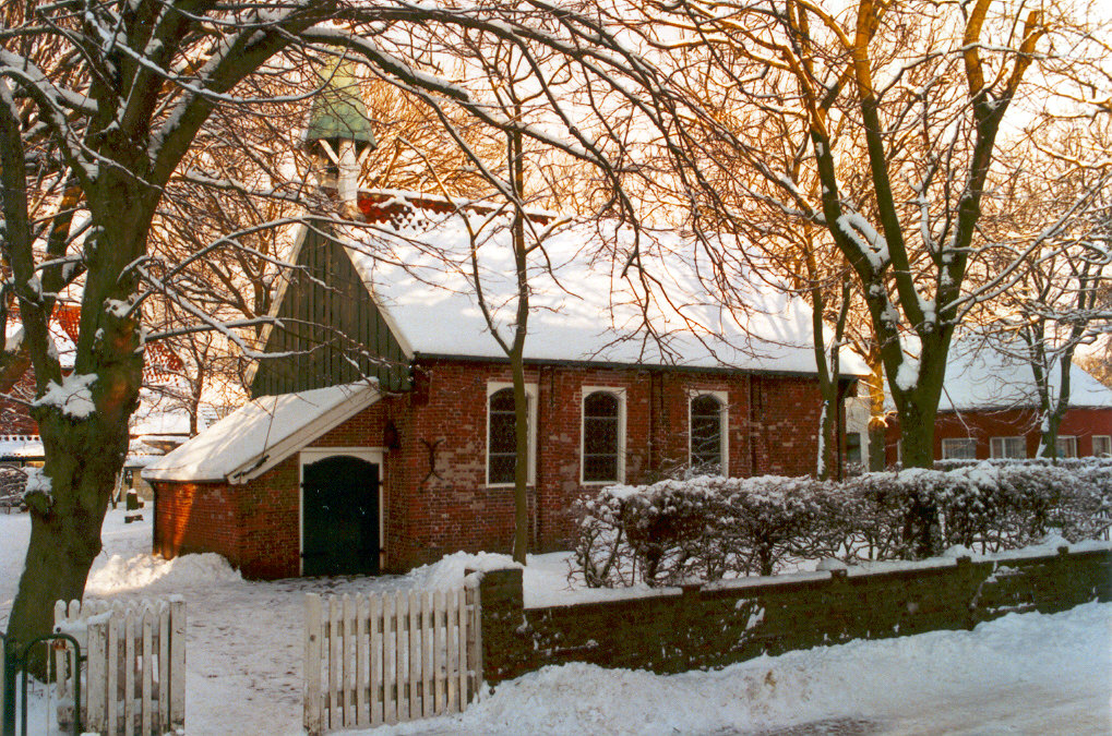 verschneite Inselkirche